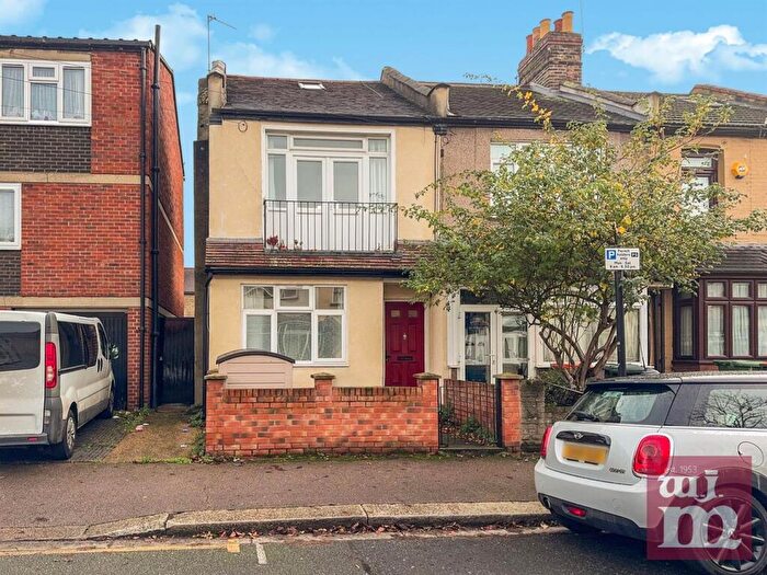3 Bedroom End Of Terrace House To Rent In Haig Road West, Plaistow, E13