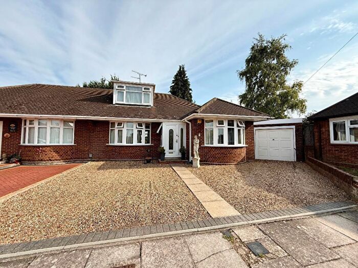 3 Bedroom Bungalow For Sale In Challney Close, Challney, Luton, Bedfordshire, LU4