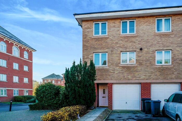3 Bedroom Town House To Rent In Padstow Road, Swindon, SN2