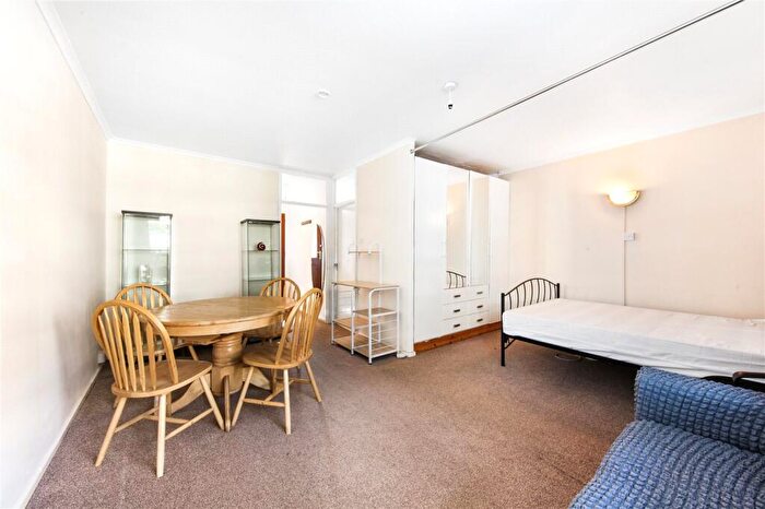 Flat To Rent In Clarence Gardens, Regents Park, NW1