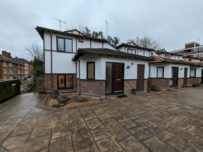 3 Bedroom Mews To Rent In Garth Mews, London, W5