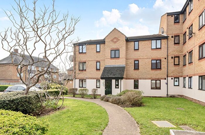 2 Bedroom Flat For Sale In Linwood Crescent, Enfield, EN1