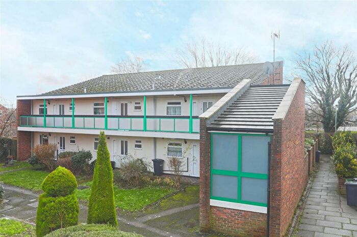 1 Bedroom Flat For Sale In Wheatcroft, Cheshunt, EN7