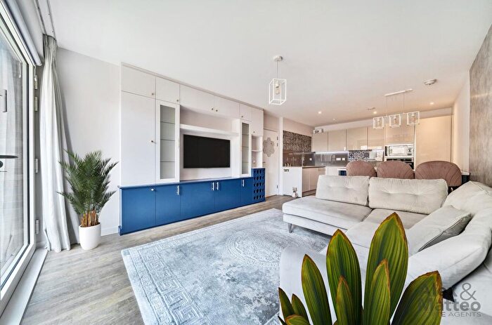 2 Bedroom Flat To Rent In Nyland Court, Surrey Quays, SE8