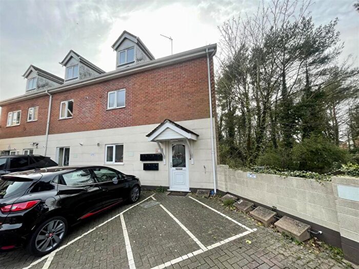 2 Bedroom Flat To Rent In Lower Blandford Road, Broadstone, BH18