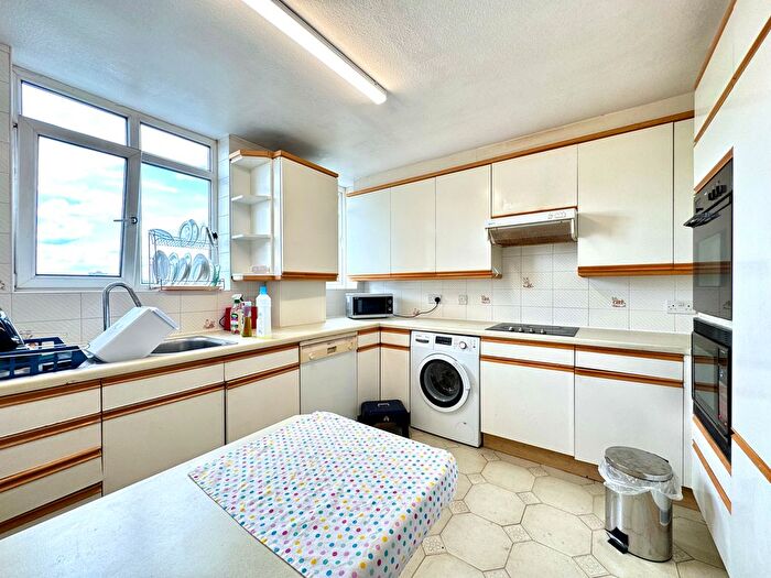 3 Bedroom Flat To Rent In Melvin Hall, Golders Green Road, London, NW11