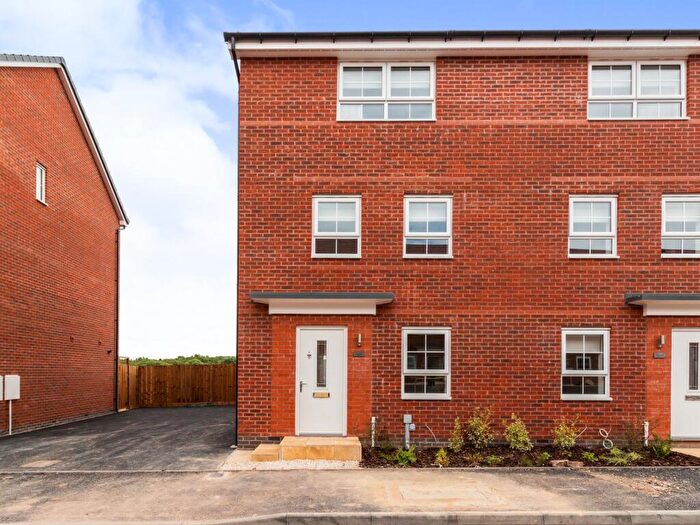 3 Bedroom Semi-Detached House To Rent In Hillcrest Road, Nuneaton, Warwickshire, CV10