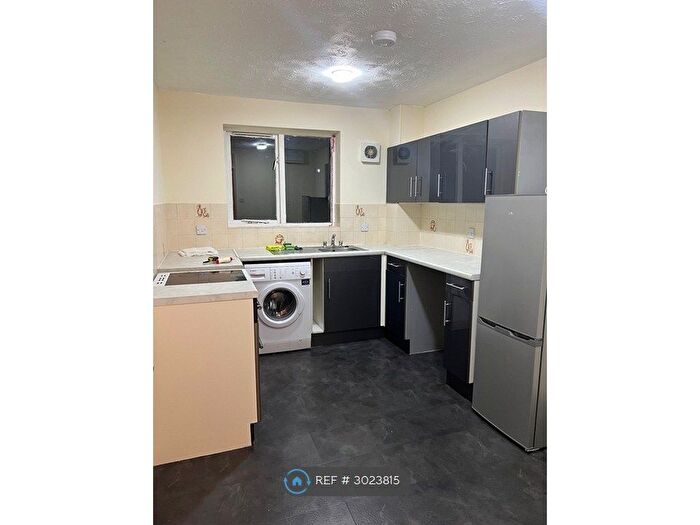 2 Bedroom Flat To Rent In Huntingdon Court, Leicester, LE4