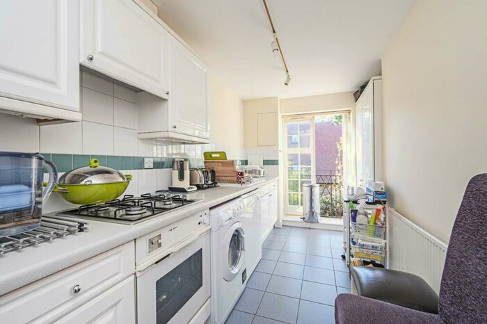 2 Bedroom Flat To Rent In Heathview Court, Hampstead Garden Suburb, London, NW11