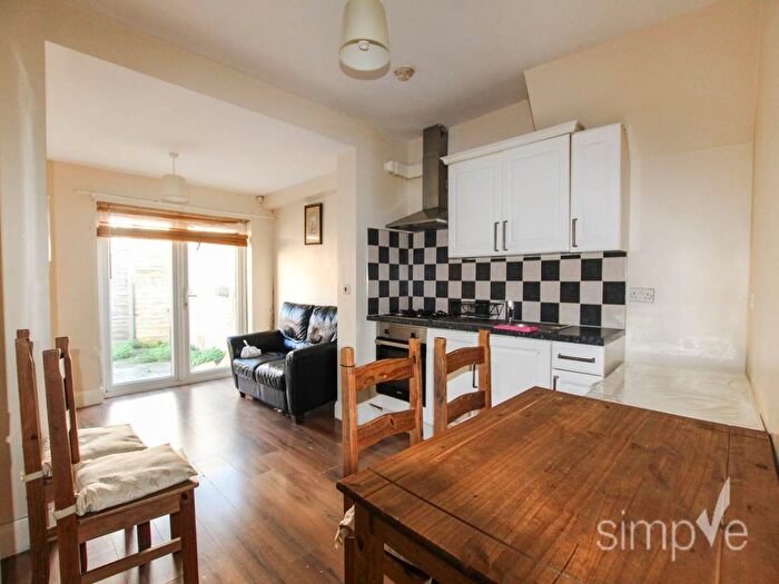 2 Bedroom Flat To Rent In East Avenue, Hayes, Middlesex, UB3