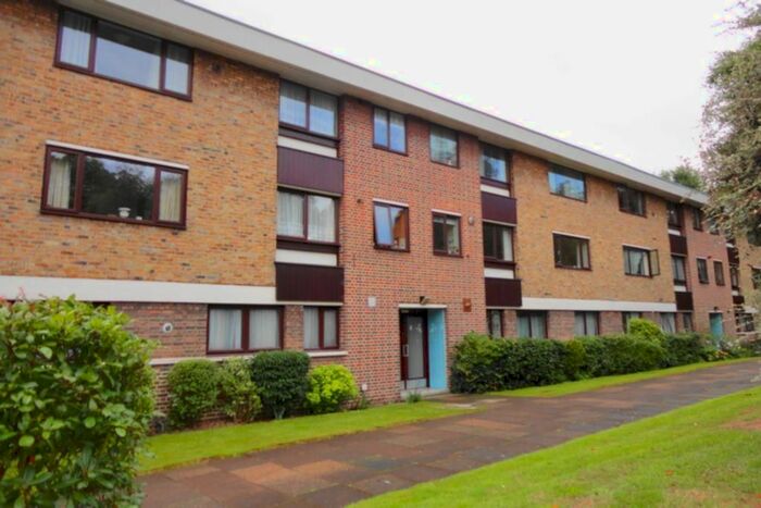 3 Bedroom Flat To Rent In Ashcroft Court, Greenacres, Eltham, SE9