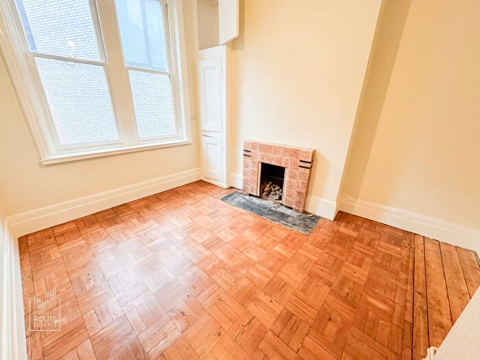 2 Bedroom Flat To Rent In Mare Street, London, E8