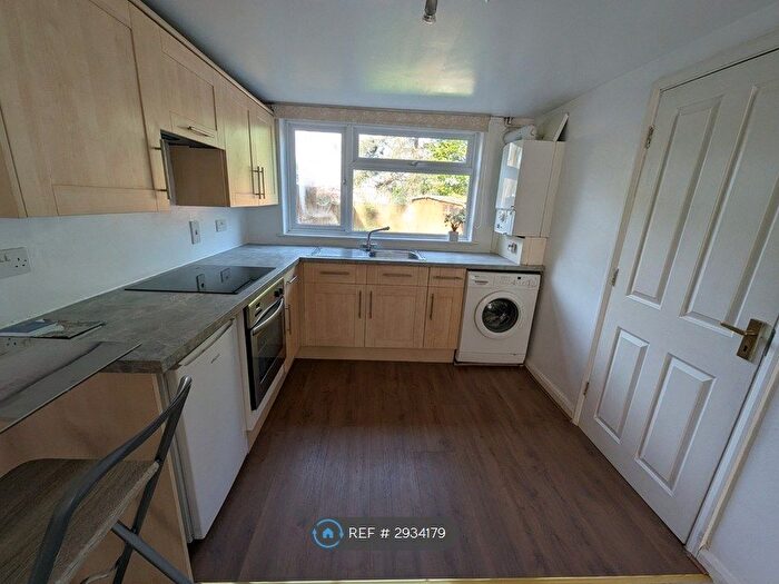 1 Bedroom Flat To Rent In Chantry Close, Windsor, SL4
