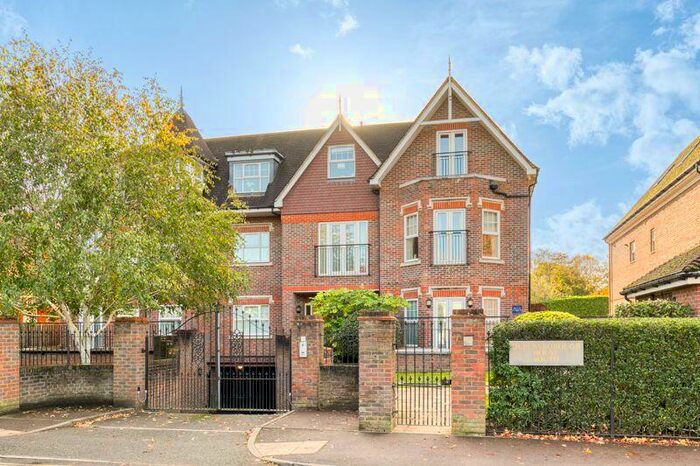 2 Bedroom Flat To Rent In Oatlands Chase, Weybridge, KT13