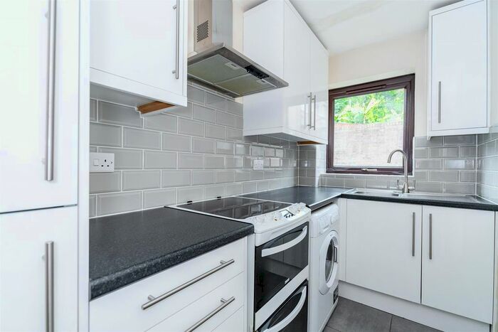 2 Bedroom Flat To Rent In Willow Court, Bassetsbury Lane, HP11