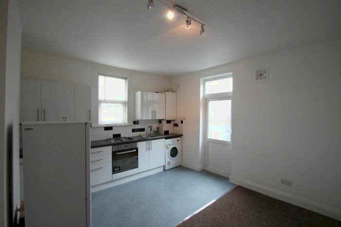 2 Bedroom Flat To Rent In George Lane, South Woodford E18