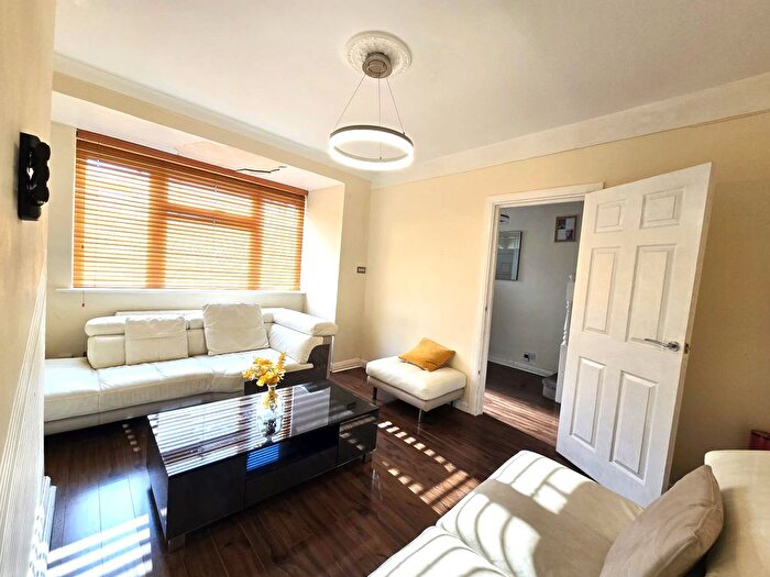 5 Bedroom Semi-Detached House To Rent In Lodge Lane, Romford, RM5