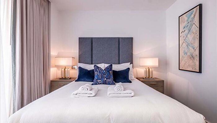 3 Bedroom Flat To Rent In Thornes House, Charles Clowes Walk, Vauxhall, London, SW11