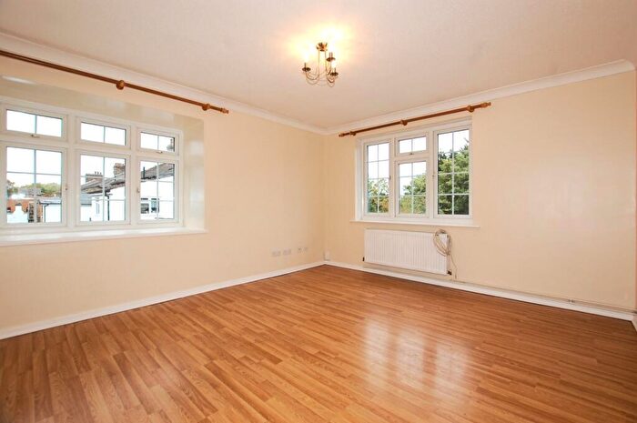 2 Bedroom Flat To Rent In Mayford Close, Beckenham, BR3