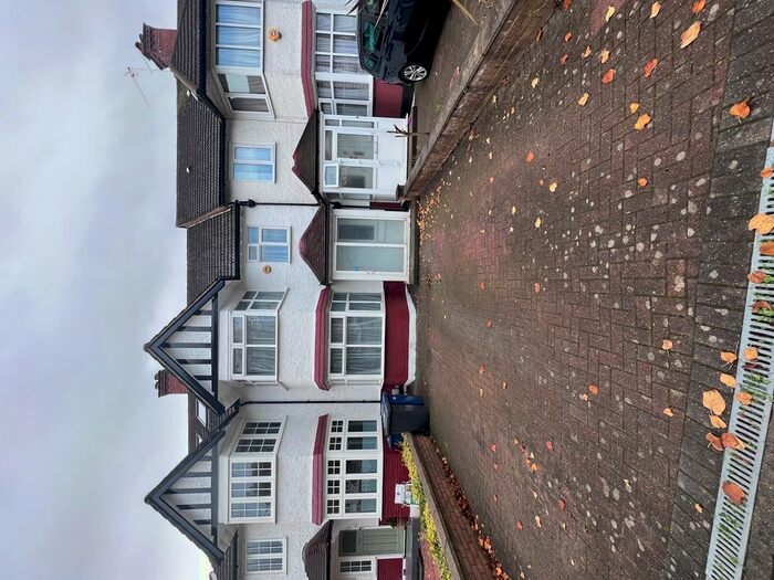 3 Bedroom Property To Rent In Mayfield Avenue, London, N12