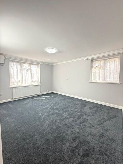 3 Bedroom Flat To Rent In Norwood Close, Norwood Green, UB2