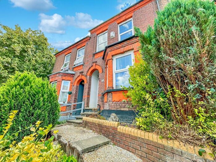 3 Bedroom Terraced House For Sale In Ashton Road, Luton, Bedfordshire, LU1