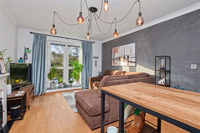 2 Bedroom Flat For Sale In Farsley Beck Mews, Leeds, LS13