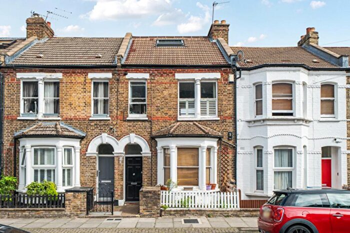 3 Bedroom Flat For Sale In Inworth Street, Battersea, London, SW11