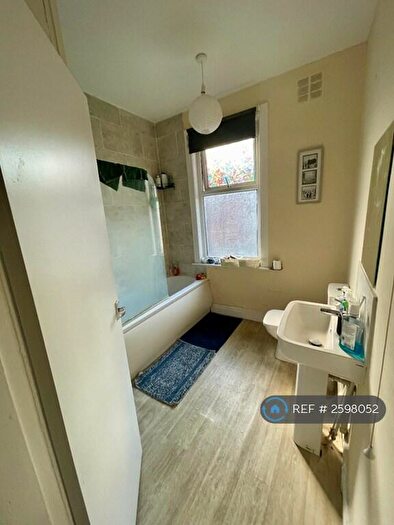 2 Bedroom End Of Terrace House To Rent In Harold Terrace, Leeds, LS6
