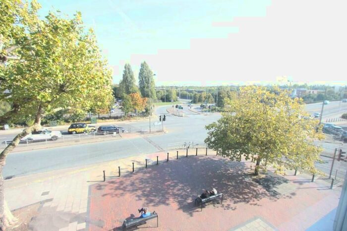 2 Bedroom Apartment To Rent In High Road, London, N12