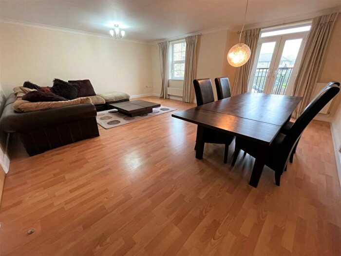 2 Bedroom Flat To Rent In Stoneleigh Court, Leeds, West Yorkshire, LS17
