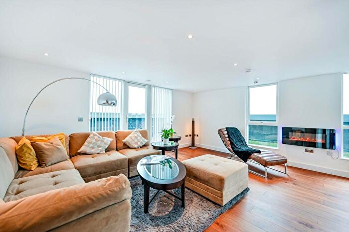 2 Bedroom Flat To Rent In Railway Terrace, Slough, SL2