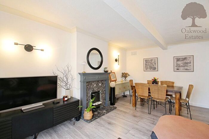 3 Bedroom Flat To Rent In High Street, Iver, SL0