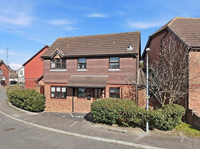 3 Bedroom Link Detached House For Sale In Daniel Close, Grays, Essex, RM16