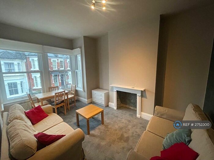 3 Bedroom Flat To Rent In Dorothy Road, London, SW11