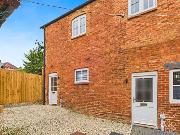 1 Bedroom End Terrace House To Rent In Fleece Yard, Buckingham, MK18