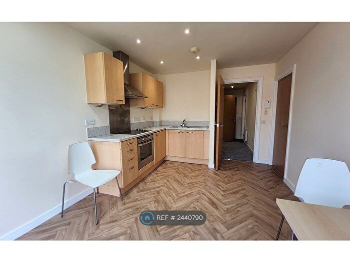 1 Bedroom Flat To Rent In Green View, Salford, M7