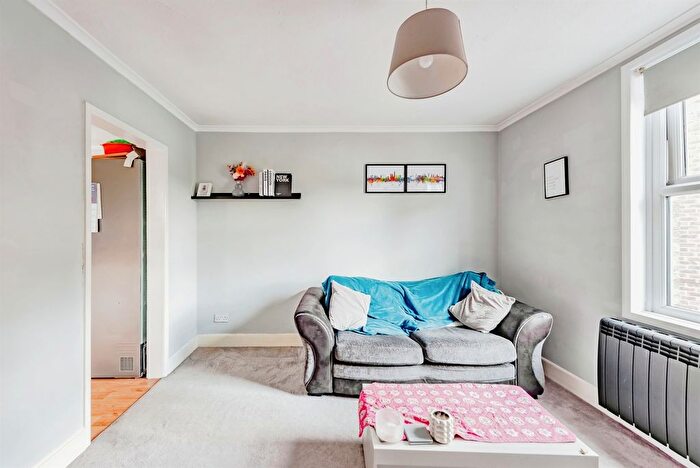 1 Bedroom Flat For Sale In Horley Road, Redhill, RH1