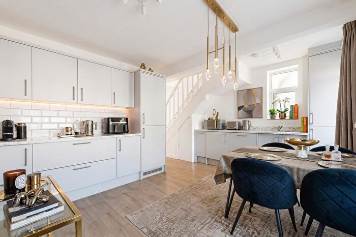 3 Bedroom Semi-Detached House To Rent In Hartfield Road, Chessington, KT9