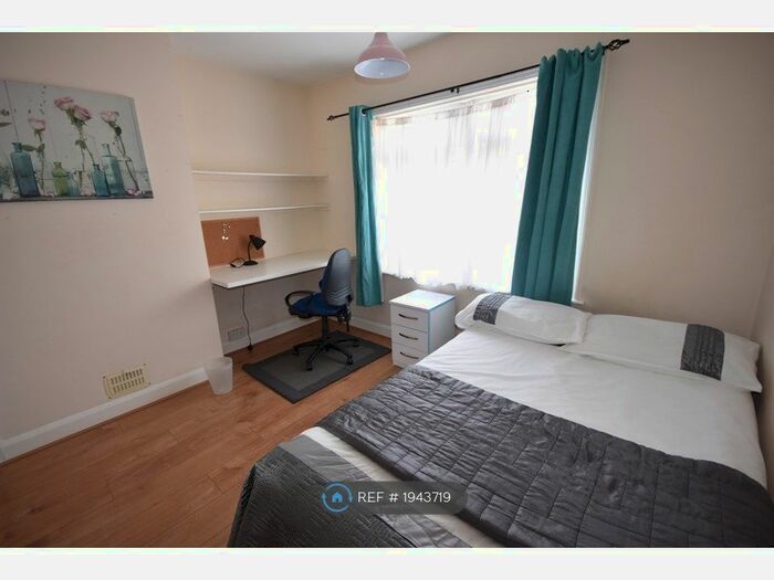 4 Bedroom Semi-Detached House To Rent In Begonia Road, Southampton, SO16