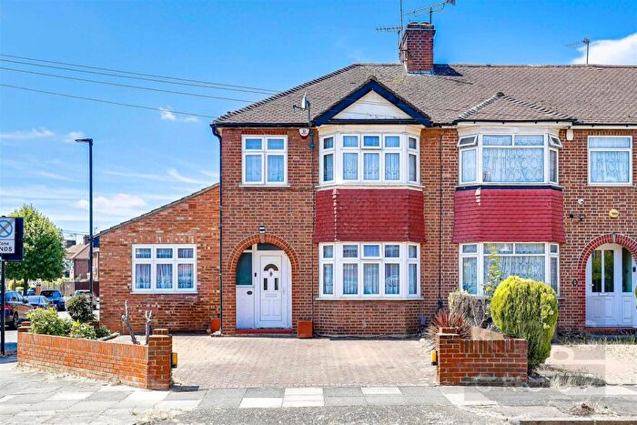 3 Bedroom End Of Terrace House For Sale In Lynmouth Avenue, Enfield, EN1