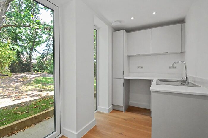 3 Bedroom Detached House For Sale In Broadstone, BH18 - Photo 6