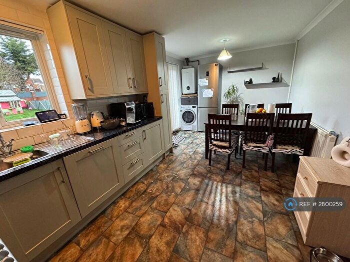 3 Bedroom Semi-Detached House To Rent In Dunsby Road, Luton, LU3