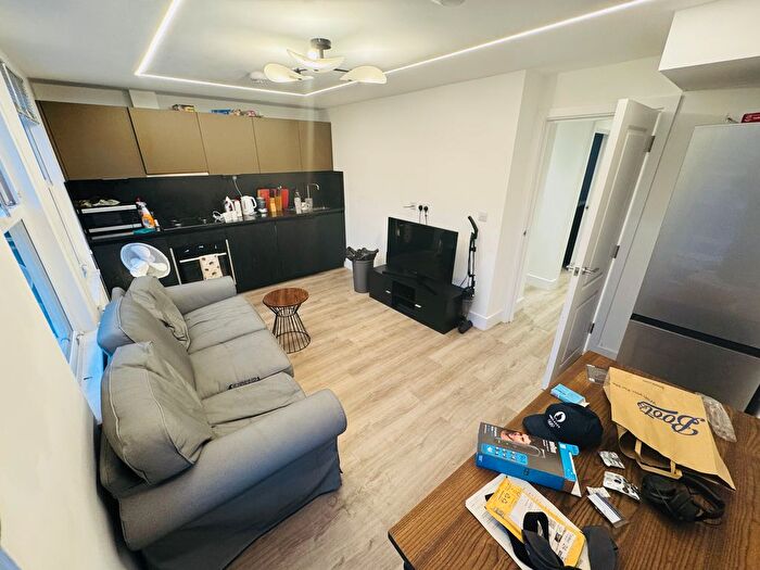 3 Bedroom Flat To Rent In Rita Road, London, SW8
