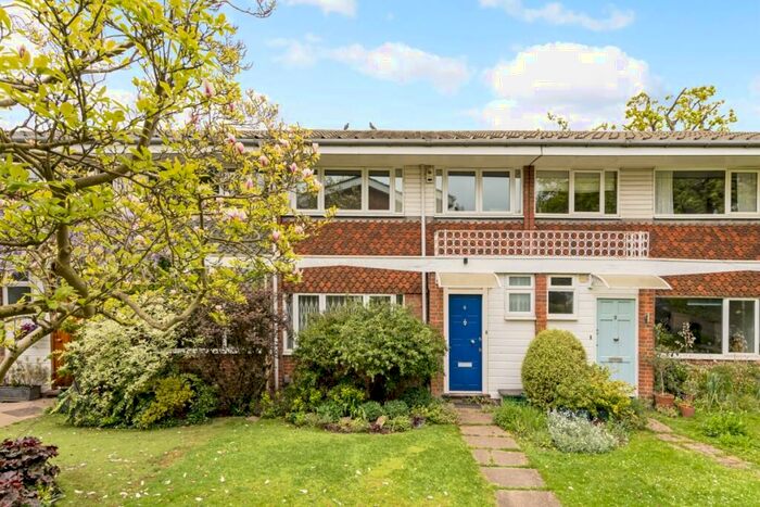 2 Bedroom Terraced House To Rent In St. Regis Close London, N10