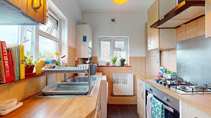 2 Bedroom Cottage To Rent In Point Cottages, Glenfield Road, Ealing, W13