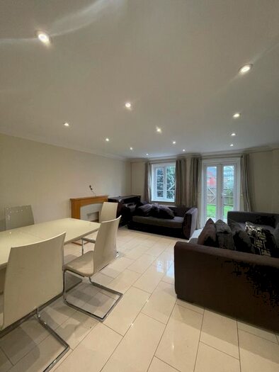 4 Bedroom Town House To Rent In Highbury Square, London, N14