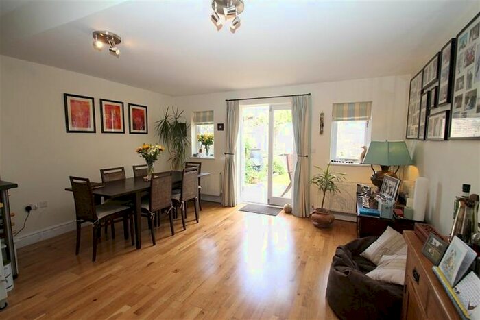 3 Bedroom Flat To Rent In Arragon Gardens, Streatham, SW16