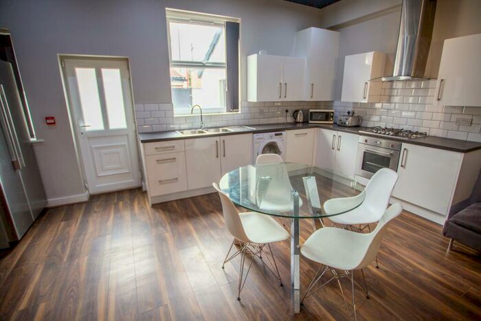 6 Bedroom Terraced House To Rent In Esher Road, L6