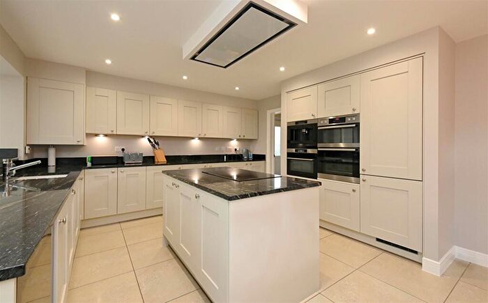 5 Bedroom Detached House For Sale In Sutton Crescent, Barton Under Needwood, DE13